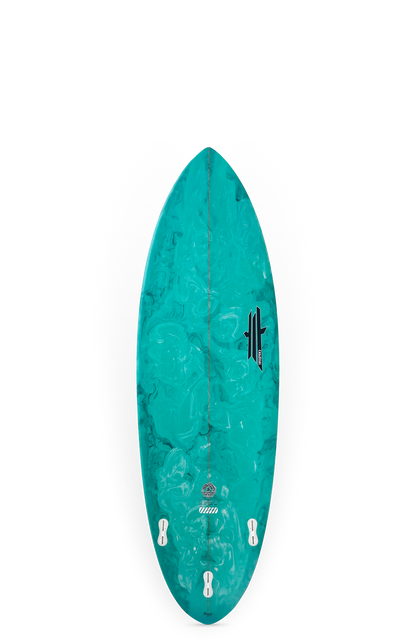 Shapers-Club- La planche de surf Iconic 6'0, en bleu sarcelle et noir, présente un motif marbré avec un logo central. Elle est présentée verticalement, comporte quatre fentes pour ailerons en bas et contient 35 litres de volume. -surfshop-surfboard