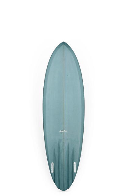 Shapers-Club- La planche de surf Clincher 6'4" x 20 1/2" x 2 3/4" (39,5L) avec trois ailerons se tient debout sur un fond blanc, projetant une ombre grise et noire symétrique autour d'elle. -surfshop-surfboard