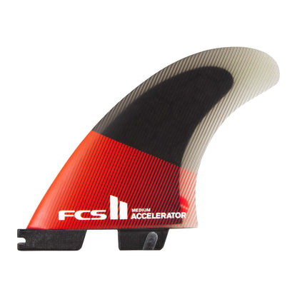 Shapers-Club- L'aileron de planche de surf FCS II - Accelerator - Thruster (Performance Core) est un composant de taille moyenne doté d'une palette de couleurs dégradées avec des sections de rouge, de noir et de beige clair. Fabriqué à partir d'un matériau composite haute performance, il présente une surface texturée et comprend une base à double languette pour une fixation facile à la planche de surf, ce qui le rend idéal pour les configurations de propulseur. -surfshop-surfboard