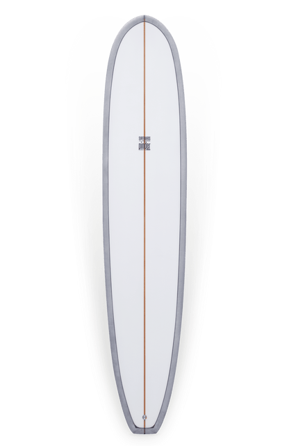Shapers-Club- Une planche de surf blanche du modèle Joel de Pinder Hawaii (9'7" x 23" x 3' 1/8"), avec un contour noir et une bande orange au centre, est présentée sur un fond uni. Le logo "Album Surf" est bien visible près du centre supérieur de cette planche méticuleusement conçue. -surfshop-surfboard