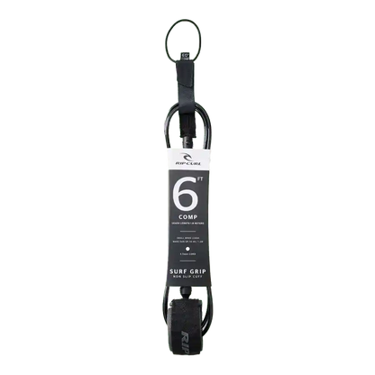 Shapers-Club- L'image présente le 6.0 COMP LEASH SURF GRIP, idéal pour les amateurs de surf. Il est proposé dans un design noir et blanc élégant, avec une structure spiralée et une sangle velcro pour assurer une prise sûre autour de la cheville. -surfshop-surfboard