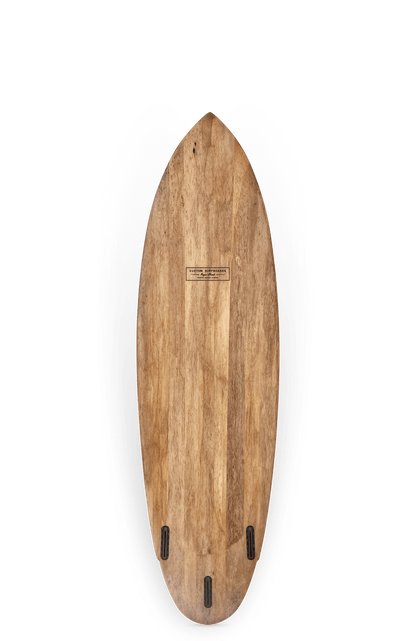 Shapers-Club- La planche de surf en bois Masters, fabriquée avec Agave Epoxy Bio, présente un motif de grain naturel et trois fentes d'ailerons noires en bas. Positionnée à la verticale sur un fond blanc, elle incarne l'élégance grâce à ses dimensions détaillées de 6'9" x 21 1/2" x 2 3/4". -surfshop-surfboard