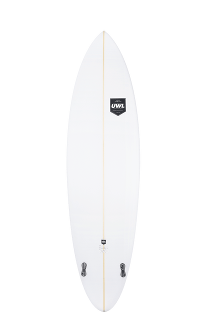 Shapers-Club- Une planche de surf blanche élégante, la variante 7'2" x 21' 1/4" x 2' 7/8", présente une pointe pointue, un logo noir près du haut et deux supports d'ailerons noirs en bas pour des performances optimales. -surfshop-surfboard