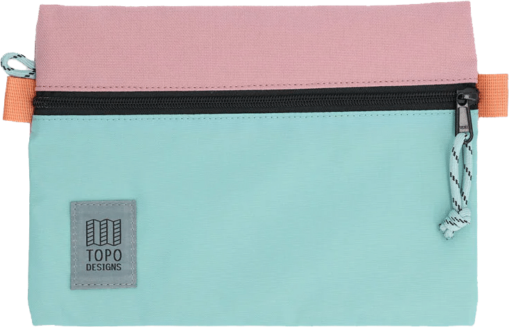 Shapers-Club- Le TOPO - Sac accessoire moyen en rose et vert géode est un sac de couleur pastel avec un dessus rose, un corps vert géode et une fermeture éclair noire, avec une petite boucle latérale orange et une étiquette « TOPO DESIGNS » dans le coin inférieur gauche. -surfshop-surfboard
