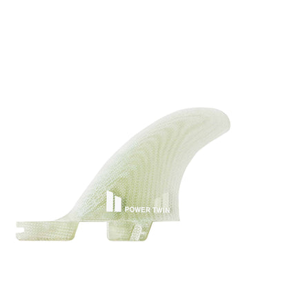 Shapers-Club- Le FCS II - Power Twin Fin - Thruster (Performance Glass) est un aileron de planche de surf transparent au design minimaliste, avec l'inscription « POWER TWIN FIN » en texte blanc. Cet aileron présente une forme incurvée et profilée et une surface texturée en verre Performance. Le fond blanc uni accentue les détails impressionnants de l'aileron. -surfshop-surfboard