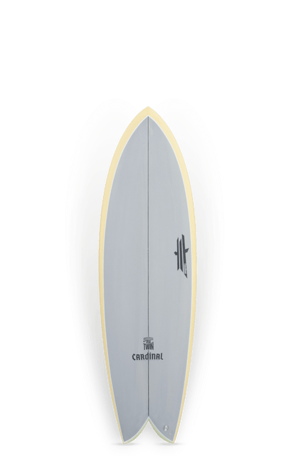 Shapers-Club- Une planche de surf Roger Hinds Classic à double aileron, mesurant 9'6" x 23" x 3' 3/4", avec un pont gris et des rails jaune pâle. La planche comporte le logo « TWIN » près du haut et « CARDINAL » à côté de la signature de Roger Hinds près du bas. Elle a une forme de queue d'hirondelle et est présentée à la verticale sur un fond blanc. -surfshop-surfboard