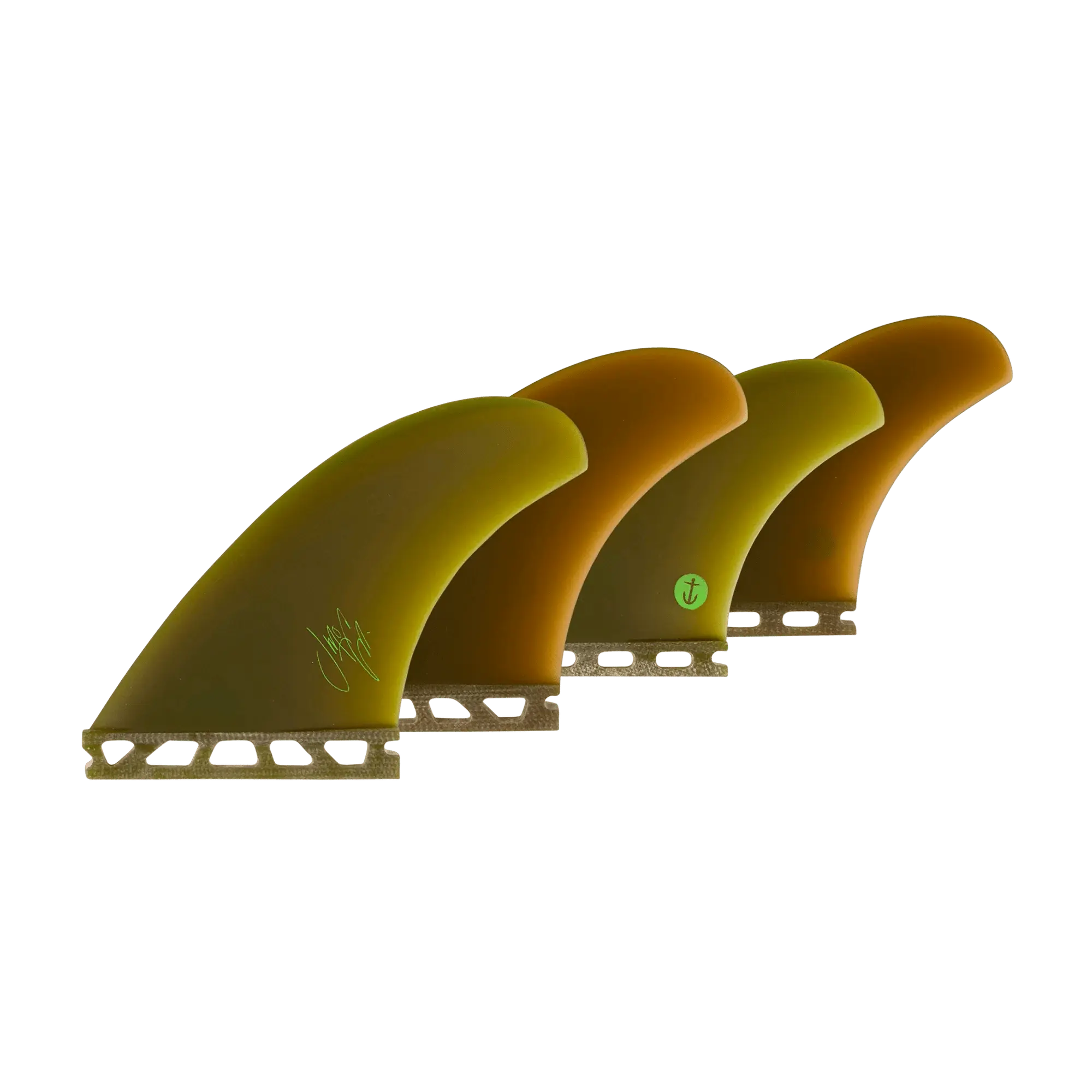 Shapers-Club- Trois ailerons de planche de surf McCallum Raked QD (Single Tab) sont présentés côte à côte dans des tons dégradés de marron et de vert. Chacune d'entre elles présente un logo visible à la base, mettant en valeur un savoir-faire précis. Le fond uni et solide accentue leurs motifs uniques. -surfshop-surfboard