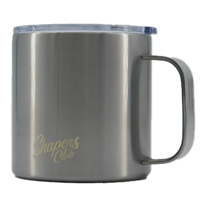 Shapers-Club- Le mug isotherme en acier inoxydable beige Tappy de Shapersclub Mugs est doté d'un couvercle transparent avec « Shapers Club » élégamment imprimé en or sur le côté, mettant en valeur sa qualité premium. -surfshop-surfboard