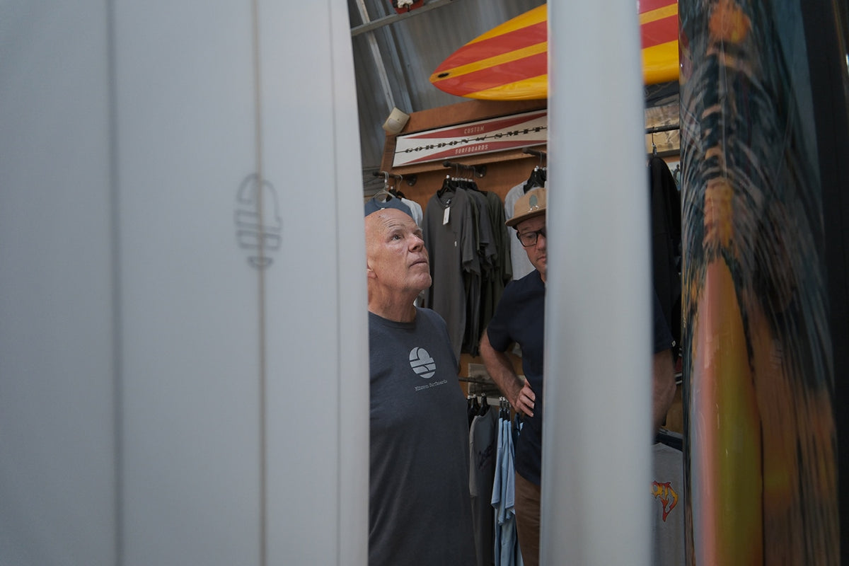 Bob Mitsven et des planches dans un surfshop