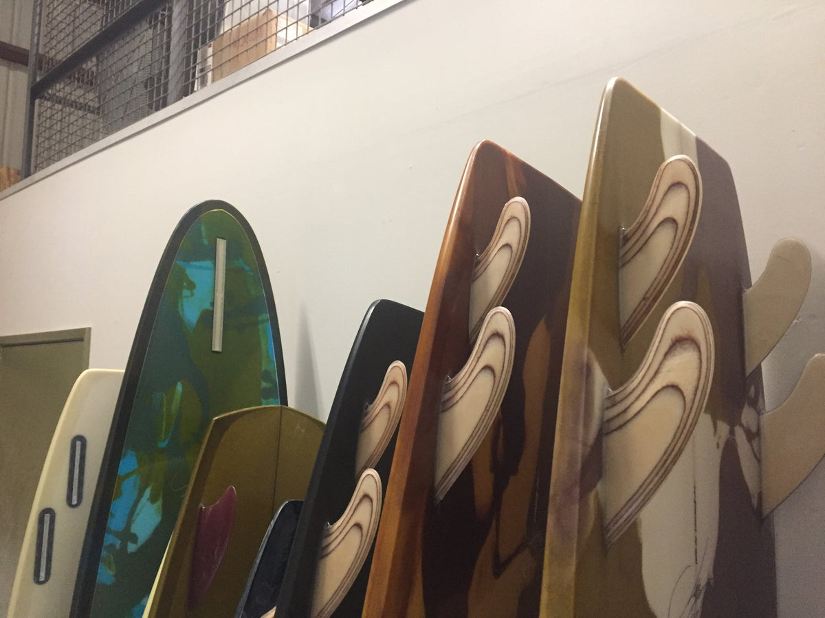 Planches Jeff McCallum en rack, ailerons en bois