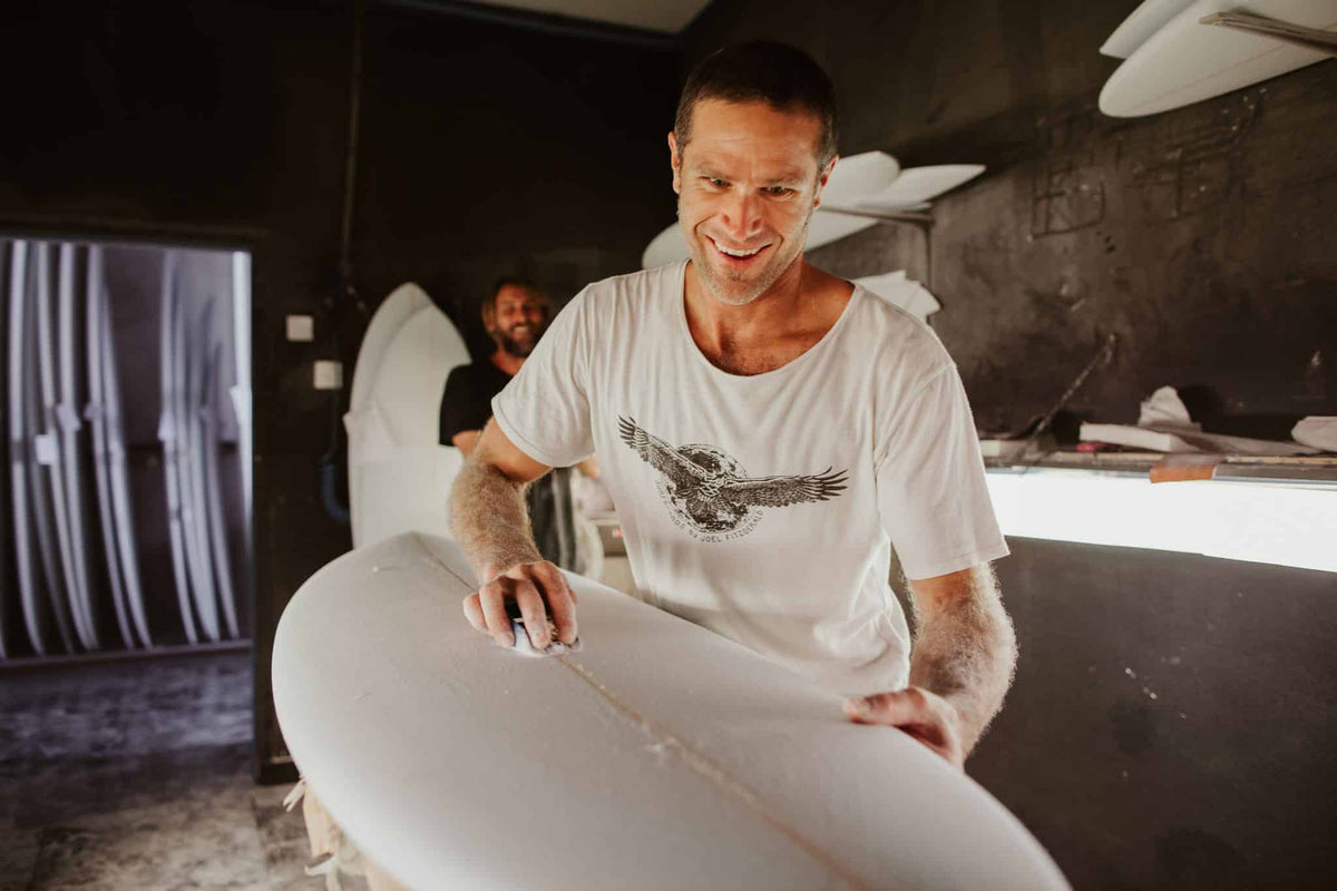 Joel Fitzgerald avec une planche à l'atelier