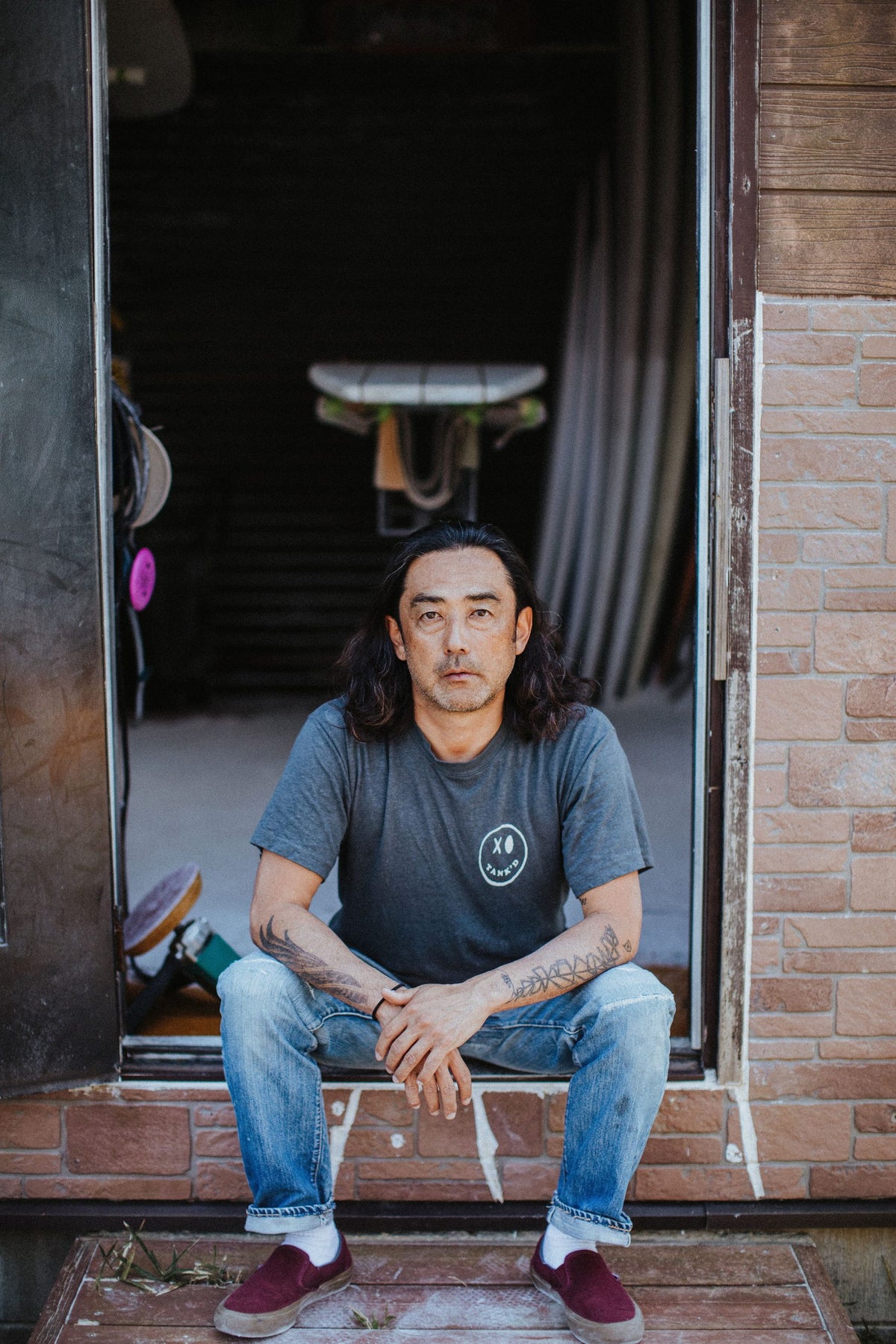 Takuya « Tappy » Yoshikawa devant son atelier