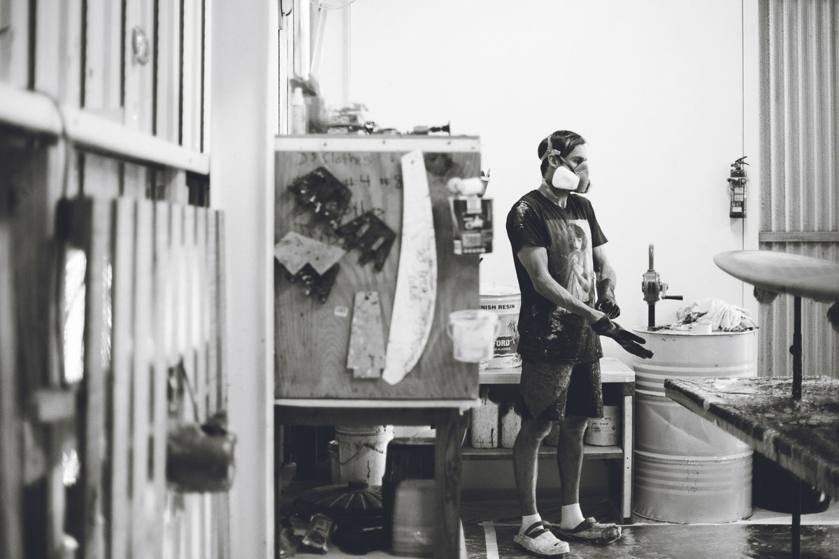 Thomas Bexon dans sa salle de shape, Thomas Surfboards