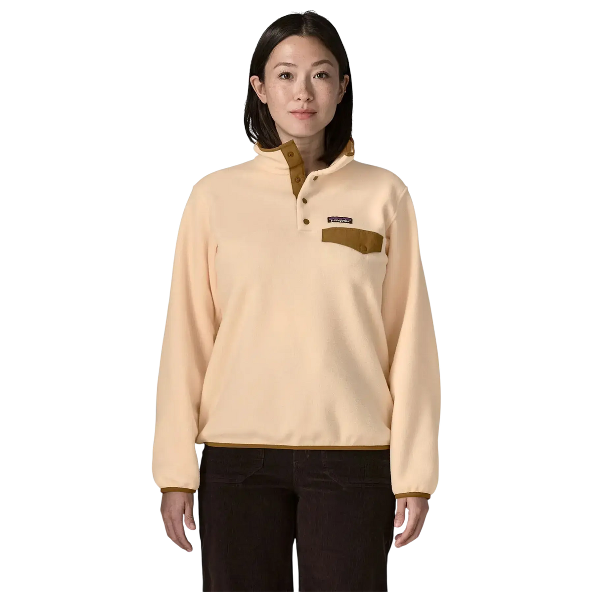 Patagonia W's LW Synch Snap-T P/O beige - Pull polaire sur fond transparent - Surfshop Shapers Club House, La Rochelle