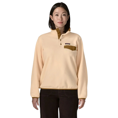 Patagonia W's LW Synch Snap-T P/O beige - Pull polaire sur fond transparent - Surfshop Shapers Club House, La Rochelle