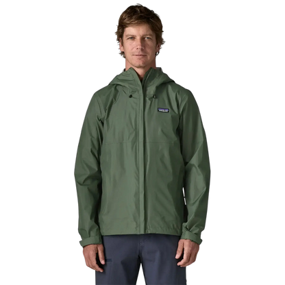Patagonia M's Torrentshell 3L Rain Jkt vert - Veste impermeable sur fond transparent - Surfshop Shapers Club House, La Rochelle