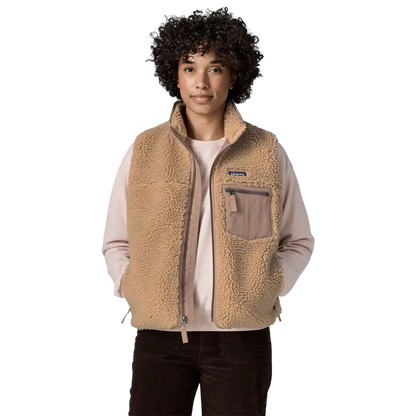 Patagonia W's Classic Retro-X Vest beige - Gilet sherpa sur fond transparent - Surfshop Shapers Club House, La Rochelle