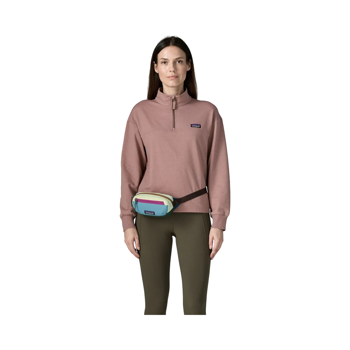 Sacoche banane Patagonia Terravia Mini Hip Pack multicolore portée par une femme avec un sweat rose