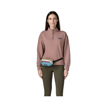 Sacoche banane Patagonia Terravia Mini Hip Pack multicolore portée par une femme avec un sweat rose