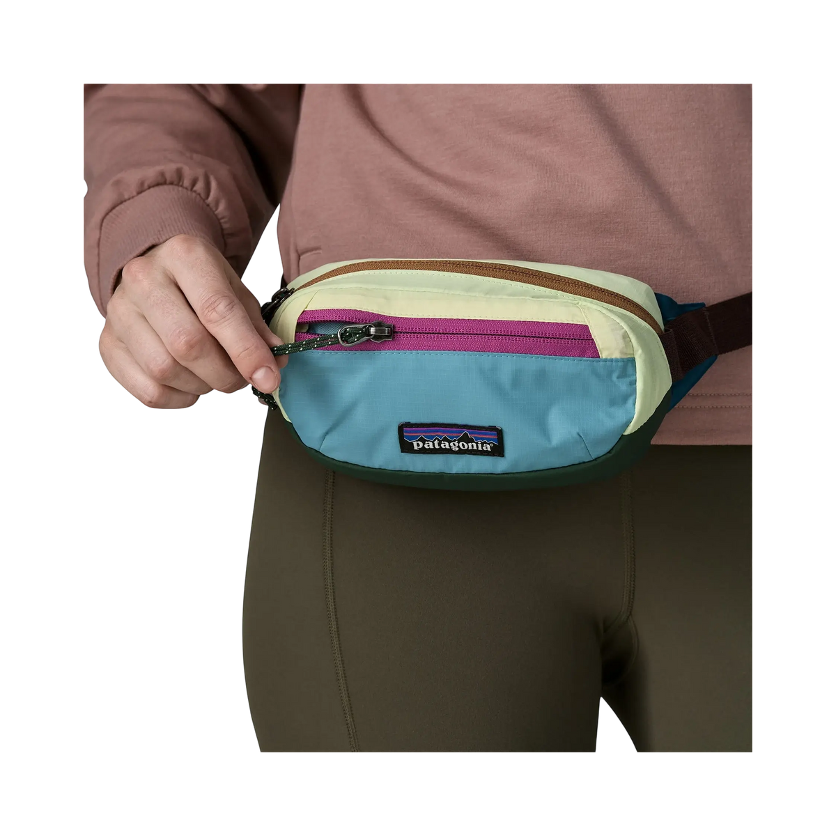 Sacoche banane Patagonia Terravia Mini Hip Pack multicolore portée à la taille, design durable et fonctionnel.