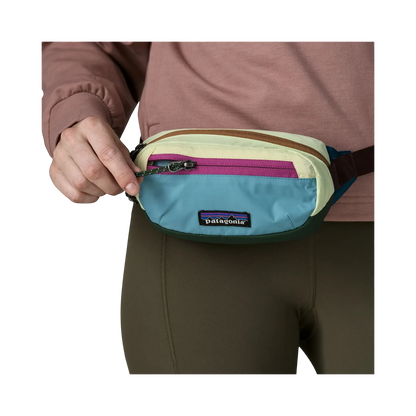 Sacoche banane Patagonia Terravia Mini Hip Pack multicolore portée à la taille, design durable et fonctionnel.