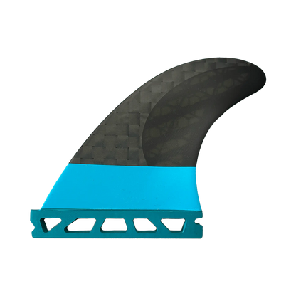 Shapers-Club- Aileron de planche de surf fabriqué avec une partie supérieure en fibre de carbone noire et une partie inférieure turquoise vibrante, orné d'un motif géométrique en treillis complexe à la base sur un fond vert uni. Ce design élégant est parfait pour les passionnés du Futures - F4 Blackstix 3.0 - Carbon, offrant à la fois style et performance. -surfshop-surfboard
