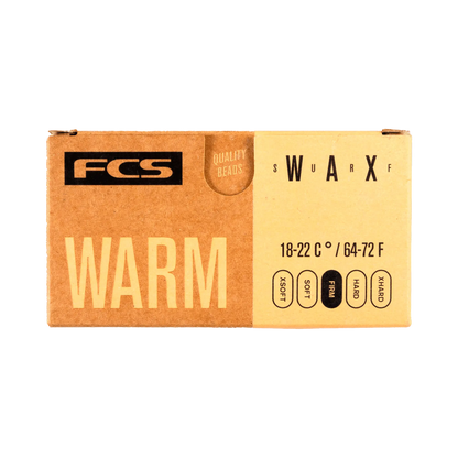 Shapers-Club- La boîte en carton rectangulaire FCS - Wax - Warm affiche bien en évidence le nom de la marque « FCS » dans le coin supérieur gauche et le mot « WARM » en grosses lettres. Elle répertorie les plages de température de 18 à 22 °C / 64 à 72 °F ainsi que les options pour les perles « SOFT », « MED » et « HARD », tout en mettant l'accent sur leurs perles de cire de haute qualité. -surfshop-surfboard
