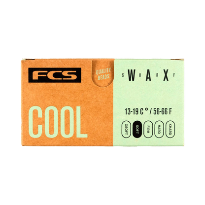Shapers-Club- L'image représente un bloc rectangulaire de FCS - Wax - Cool dans son emballage. L'étiquette indique « COOL » en grandes lettres, spécifiant des plages de température de 13 à 19 °C ou 56 à 66 °F. Des détails supplémentaires incluent « PERLES DE QUALITÉ » et le mot « SWARX ». -surfshop-surfboard