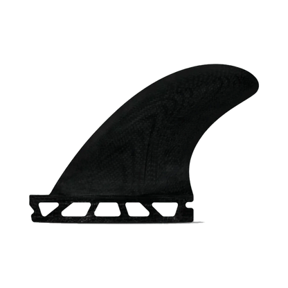 Shapers-Club- Un aileron Futures - Sidebites - FiberGlass unique, avec une finition noire élégante et un design texturé, est présenté sur un fond vert simple. Fabriqué en fibre de verre durable, cet aileron présente une forme triangulaire légèrement incurvée et comprend une base spécialement conçue pour être fixée aux sidebites Futures de votre planche de surf. -surfshop-surfboard