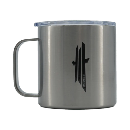 Shapers-Club- Une tasse isotherme Shapersclub Cardinal (trident) élégante et moderne en acier inoxydable argenté présente un logo noir, une poignée et un couvercle en plastique transparent. -surfshop-surfboard