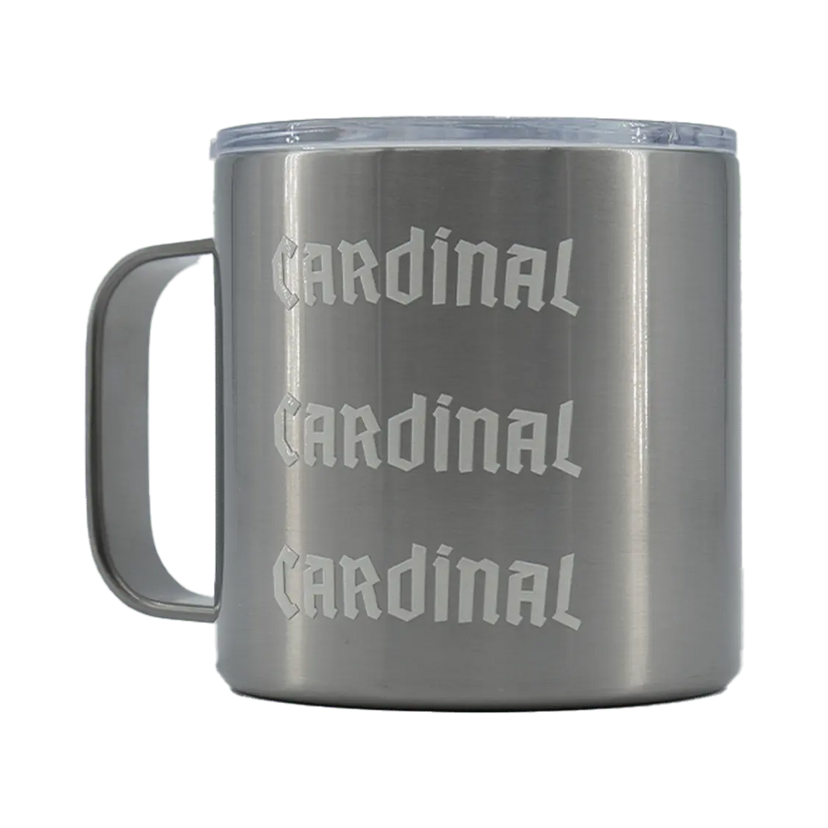 Shapers-Club- Le mug isotherme Shapersclub Cardinal, en acier inoxydable beige avec couvercle transparent, met en valeur le "CARDINAL" gravé verticalement trois fois dans une police stylisée. Il est doté d'une poignée robuste et d'un design moderne adapté aux amateurs de Shapersclub. -surfshop-surfboard