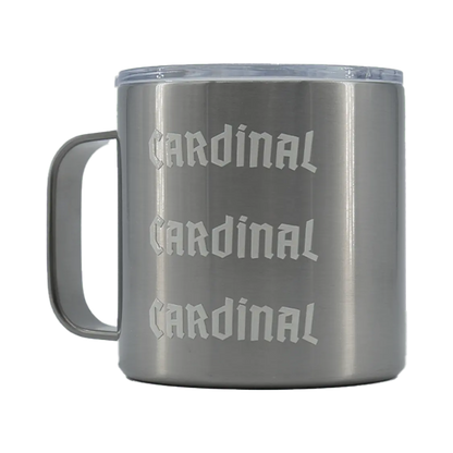 Shapers-Club- Le mug isotherme Shapersclub Cardinal, en acier inoxydable beige avec couvercle transparent, met en valeur le "CARDINAL" gravé verticalement trois fois dans une police stylisée. Il est doté d'une poignée robuste et d'un design moderne adapté aux amateurs de Shapersclub. -surfshop-surfboard