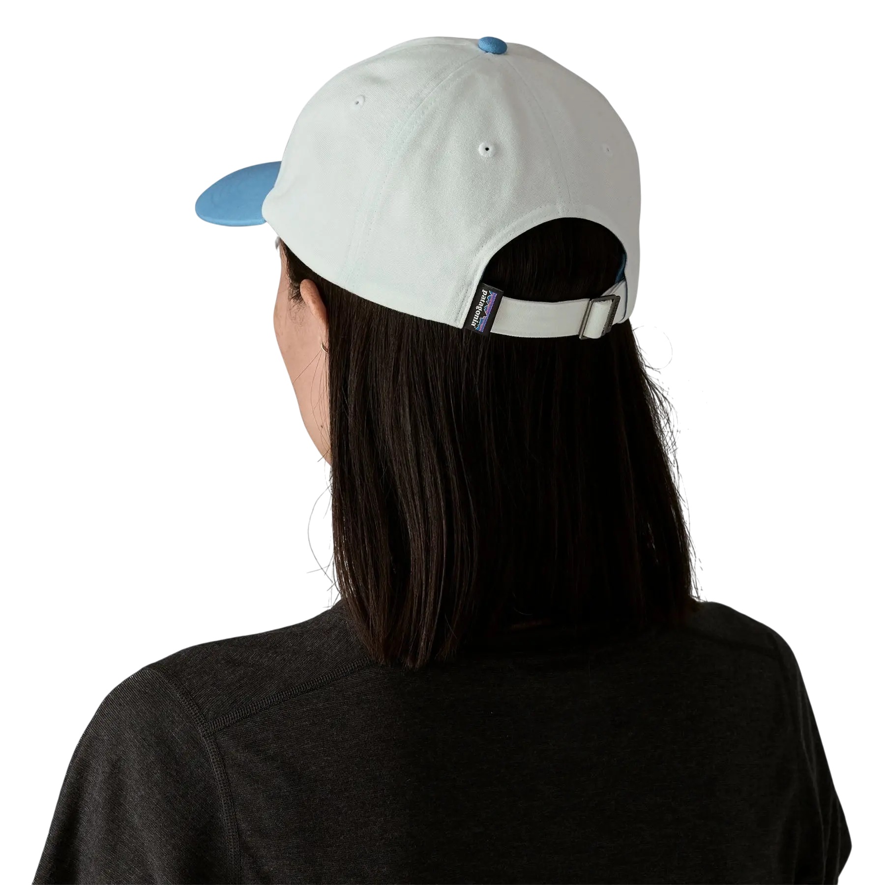 Vue arrière de la casquette Patagonia P-6 Label Trad Cap bleue portée par une femme, Surfshop - Shapers Club House