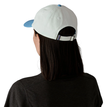 Vue arrière de la casquette Patagonia P-6 Label Trad Cap bleue portée par une femme, Surfshop - Shapers Club House