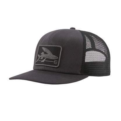 Casquette trucker noire Patagonia Flying Fish avec filet respirant, proposée par Surfshop - Shapers Club House