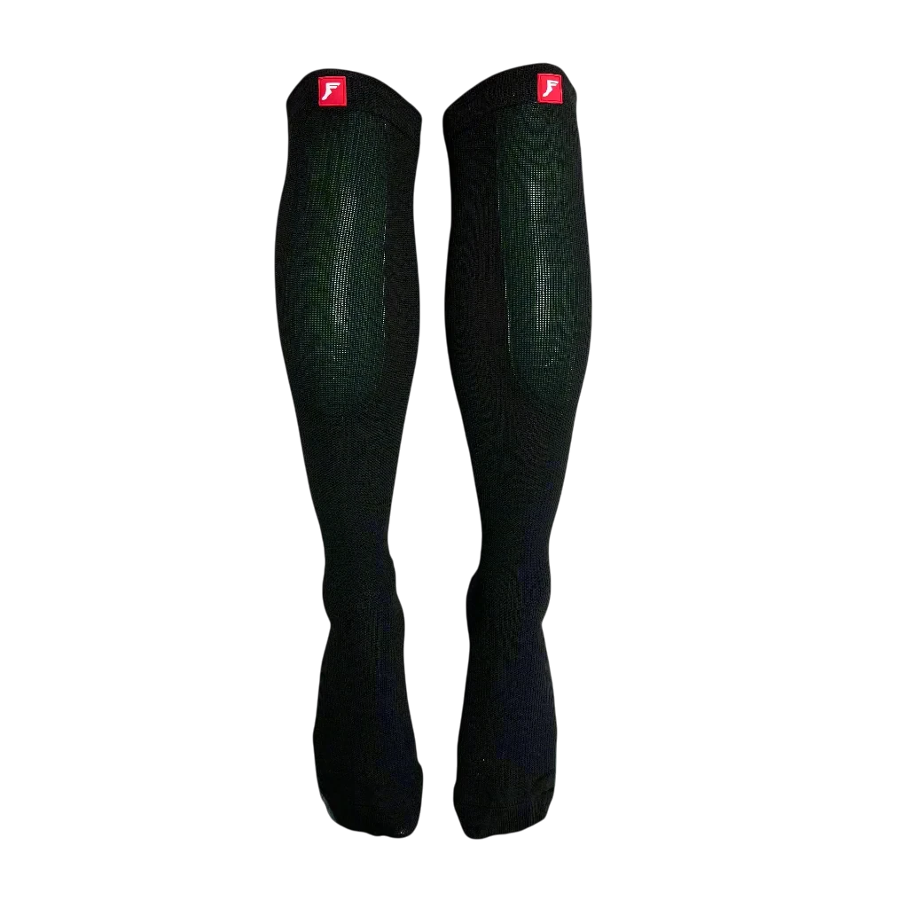 Chaussettes hautes noires Footprint Painkillers avec logo rouge, vendues par Surfshop - Shapers Club House