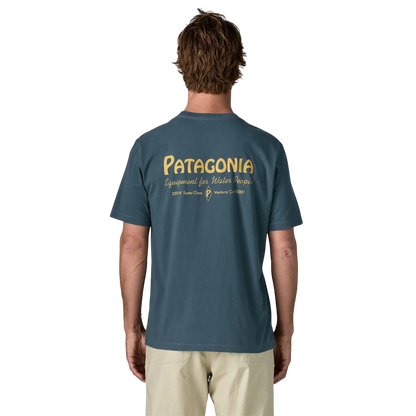 T-shirt bleu Patagonia Water People Banner porté par un homme, vue de dos avec logo graphique au dos