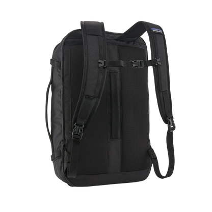 Sac à dos noir Patagonia Black Hole Mini MLC vu de dos, avec bretelles rembourrées, vendu par Surfshop - Shapers Club House