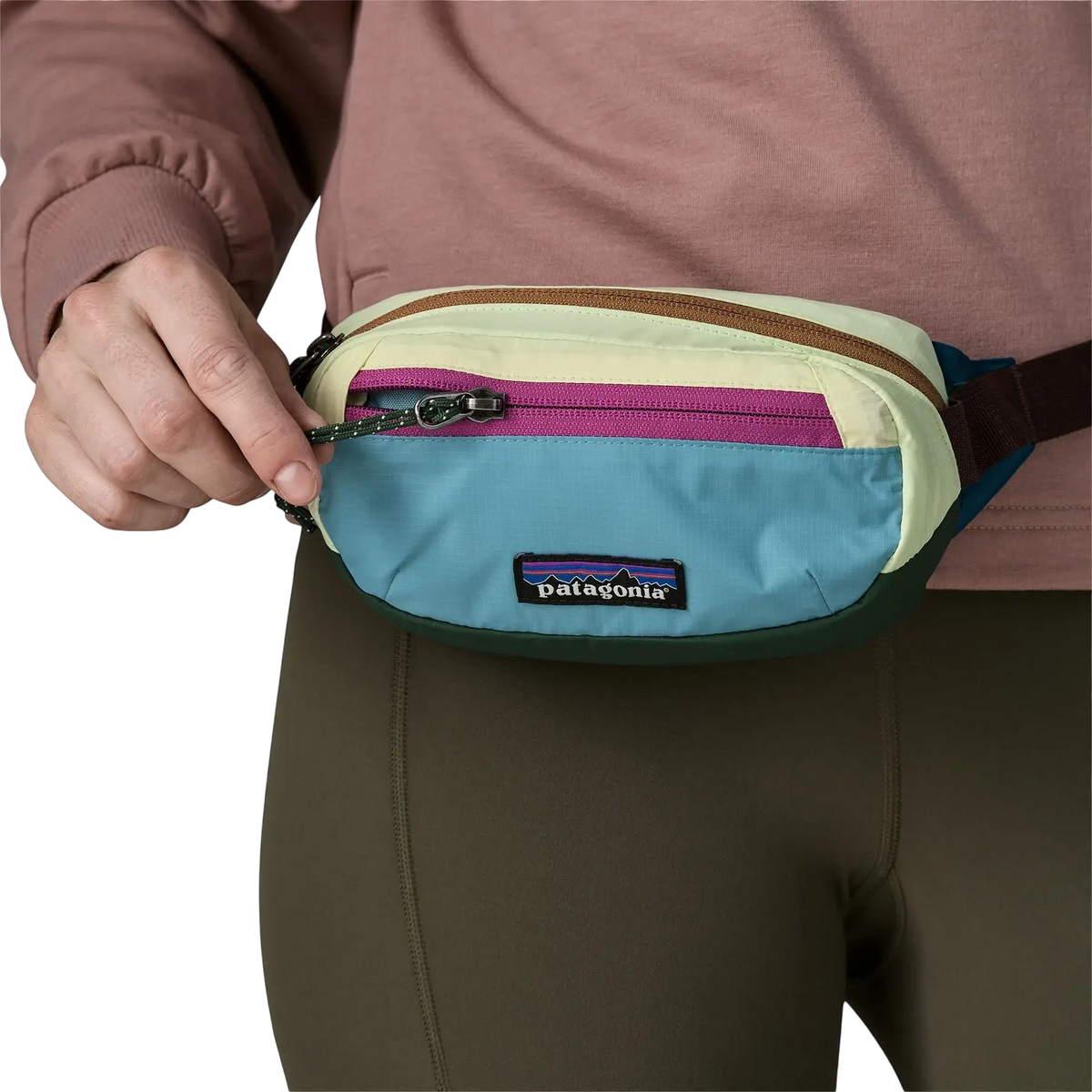 Sacoche banane Patagonia Terravia Mini Hip Pack multicolore portée à la taille, design durable et fonctionnel.
