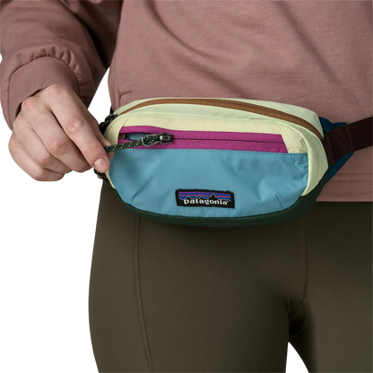 Sacoche banane Patagonia Terravia Mini Hip Pack multicolore portée à la taille, design durable et fonctionnel.