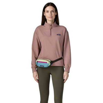 Sacoche banane Patagonia Terravia Mini Hip Pack multicolore portée par une femme avec un sweat rose