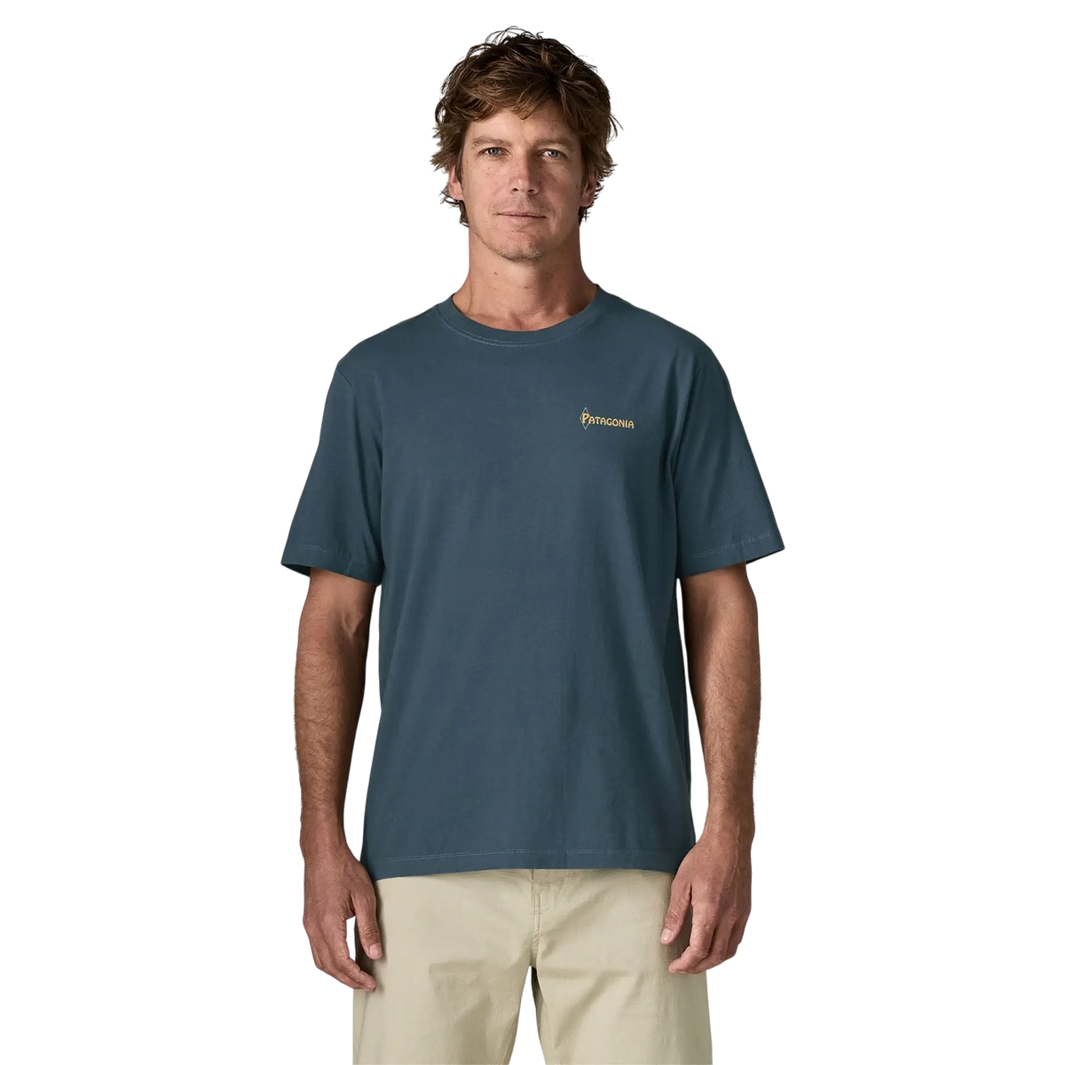 Homme portant un t-shirt bleu Patagonia en coton avec logo sur la poitrine, vendu par Surfshop - Shapers Club House