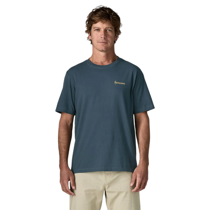 Homme portant un t-shirt bleu Patagonia en coton avec logo sur la poitrine, vendu par Surfshop - Shapers Club House