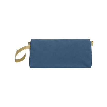 Trousse de toilette TOPO Dopp Kit en toile bleu denim avec poignée latérale beige, vendue par Surfshop - Shapers Club House