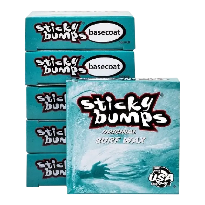 Pile de pains de wax de surf Sticky Bumps Basecoat vendue par Surfshop - Shapers Club House dans des boîtes turquoise